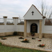 Eindrucksvolles Grabmal auf dem Friedhof Engelsdorf