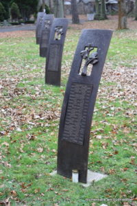 Bronzetafeln im Gedenken an Zwangsarbeiter - Ostfriedhof